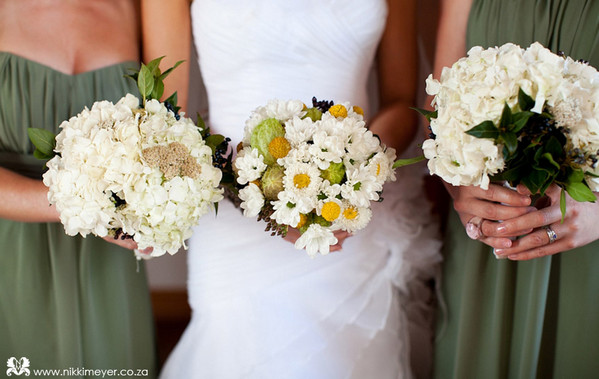 Модный букет для невесты и подружек на свадьбу Свадебные букеты фото - идеи 2012