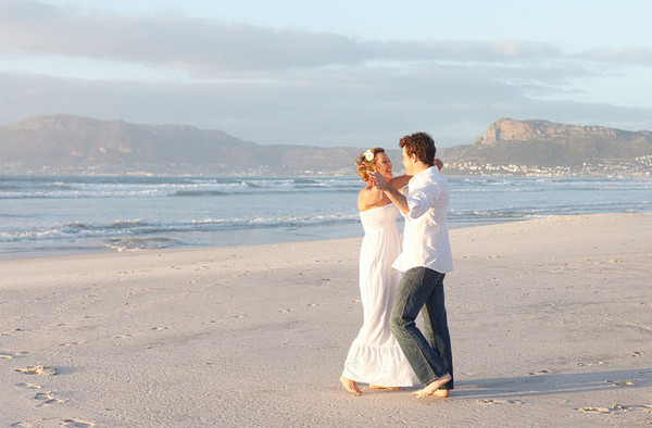 Прогулка по берегу моря У моря на пляже love-story