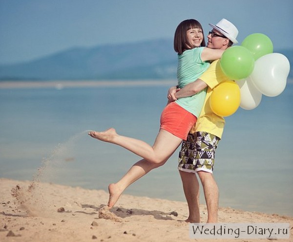 Яркая летняя love-story на пляже Аксессуары для love-story - яркие воздушные шарики