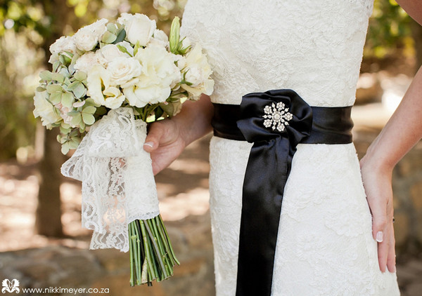 Контрастный шелковый пояс и букет