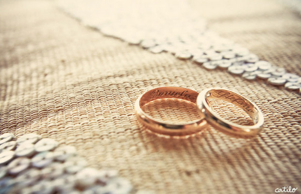 Нежный дуэт свадебных колец Красивая фотокомпозиция из обручальных колец