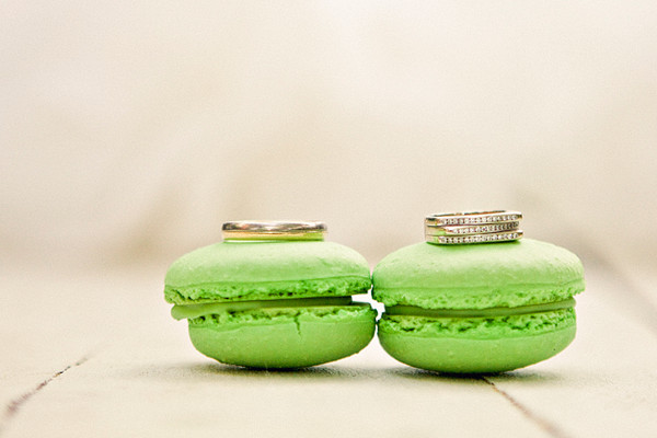 Яркое фото обручальных колец Свадебные кольца и зеленые макаруны