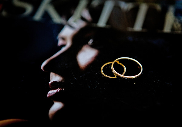 Обручальные кольца фото СНимок колец на фоне журнала