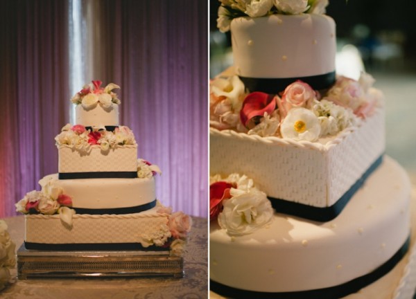 Свадебный торт фото Белый трехъярусный торт с черными цветовыми акцентами и цветами