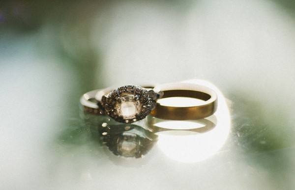 Обручальные кольца на фото Выбираем обручальные кольца с камнями