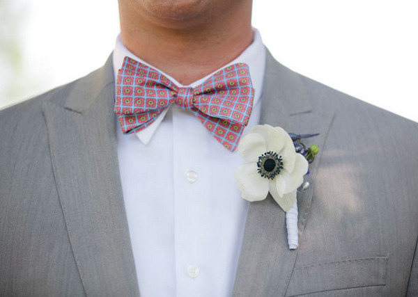 Стильный галстук-бабочка и бутоньерка для жениха