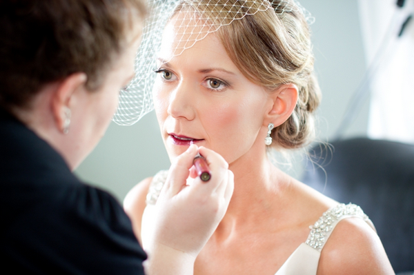 Опытный визажист наносит макияж невесте