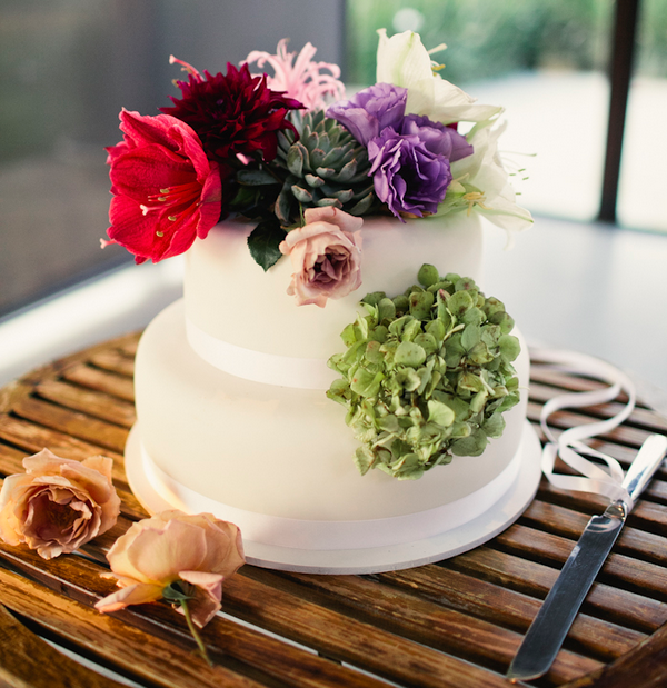 Белый двухъярусный торт, декорированный цветами