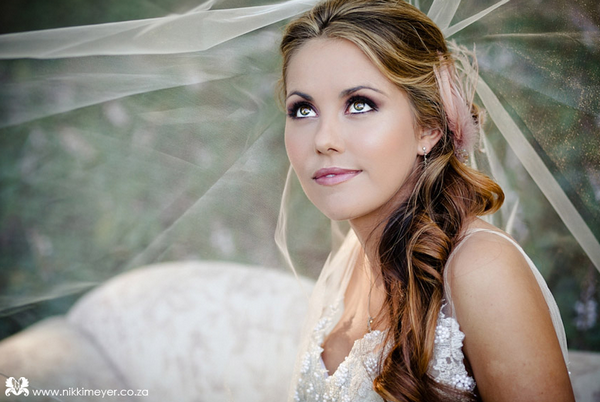 Невеста окутана фатой