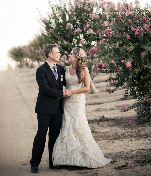 Свадебное фото счастливые и красивые молодожены