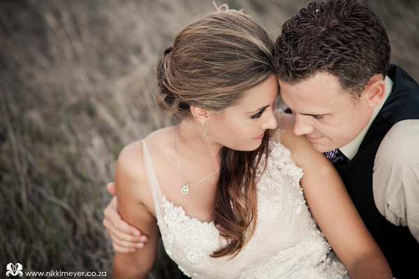 Молодожены на природе фото