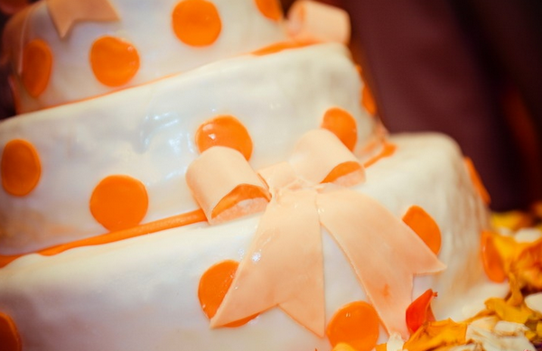 Оранжевый цвет в декоре свадебного торта