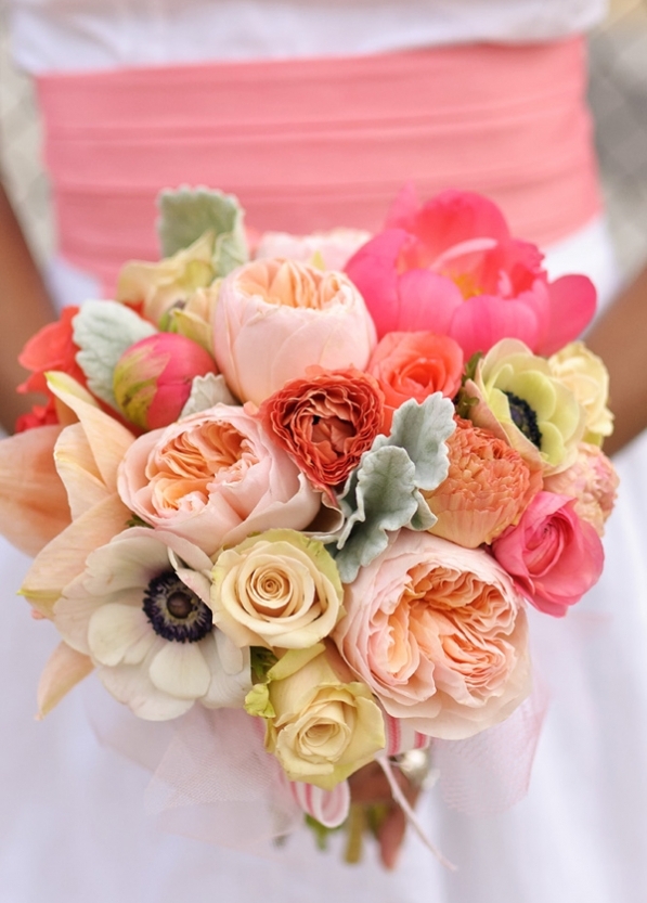 Розово-оранжевая цветовая палитра свадьбы Букет невесты в коралловом цвете