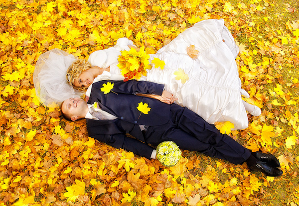 Молодожены в золоте листвы