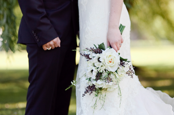 Модный букет невесты из разных цветов