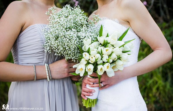 Букет невесты и букет подружки невесты из белых цветов