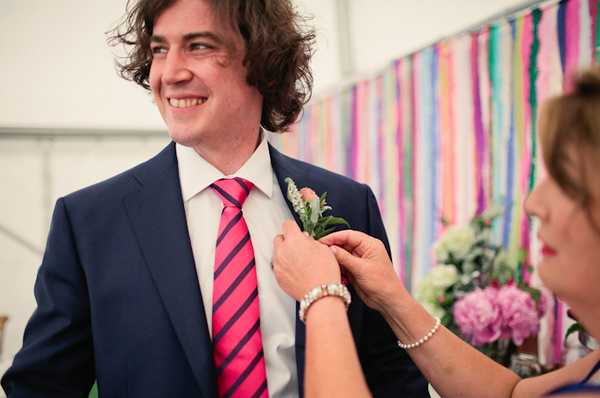 Стильный жених на свадьбе Яркий галстук для жениха в полосочку