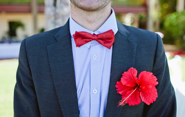 Стильный жених с красными аксессуарами Яркий красный галстук-бабочка и бутоньерка