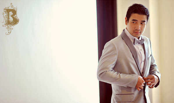 Жених в красивом светлом костюме Классический образ жениха на свадьбе