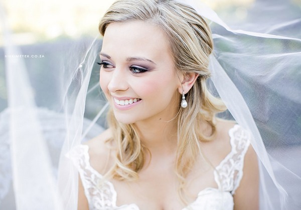 Красивая невеста с белой фатой