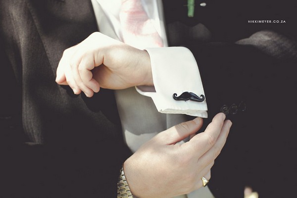 Стильные запонки для жениха в виде усов