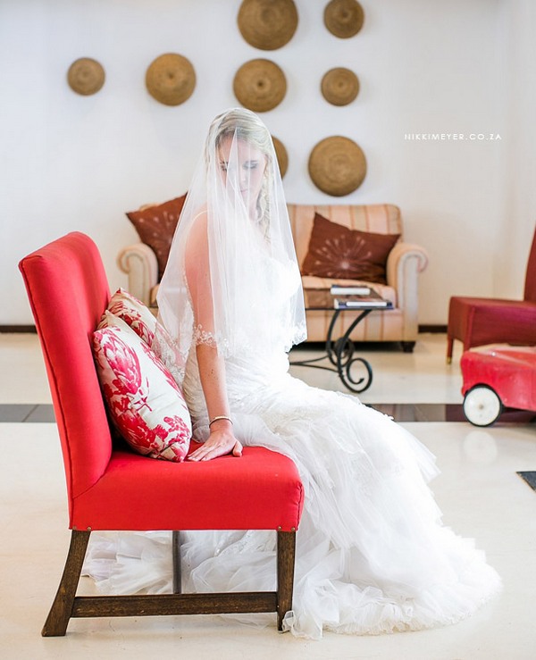 Лицо невесты закрыто фатой