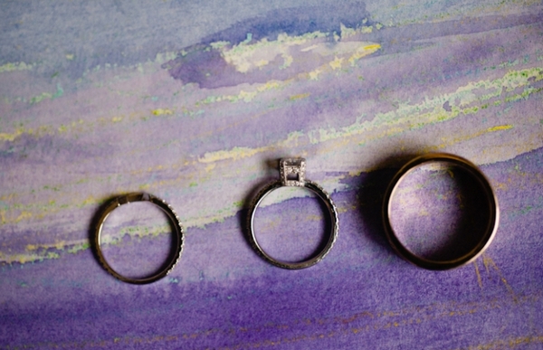 Свадебные кольца фото на фоне картины