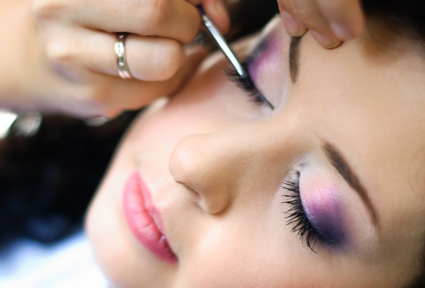 Свадебный макияж брюнетки в сиреневом цвете