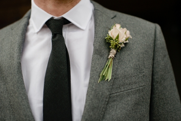 Классический жених - белая рубашка черный галстук и серый пиджак