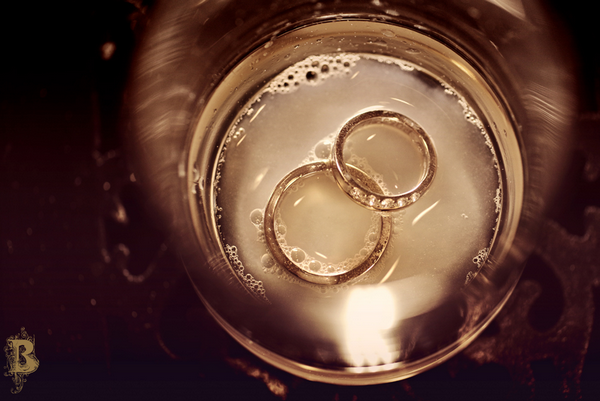 Обручальные кольца на дне стакана