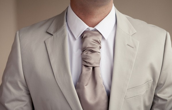 Светлый костюм жениха и шелковый галстук