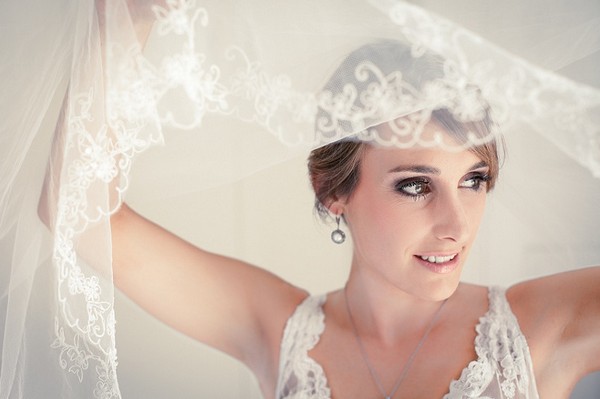 Вышитая по краю фата