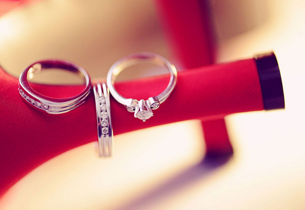 Свадебные кольца на туфельке невесты