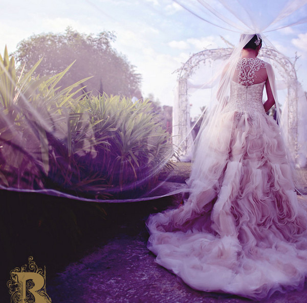 Свадебное платье цвета айвори с открытой спиной