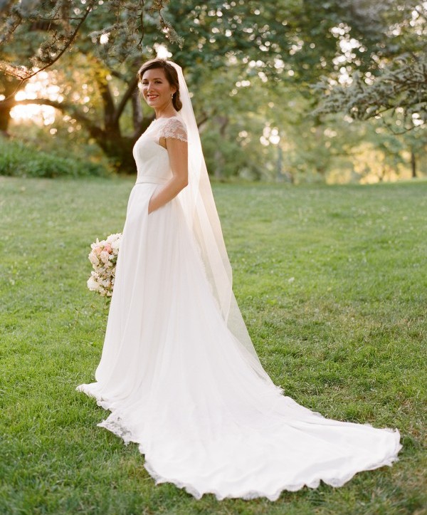Элегантная невеста с длинной фатой