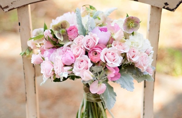 Букет невесты из пионов с розами