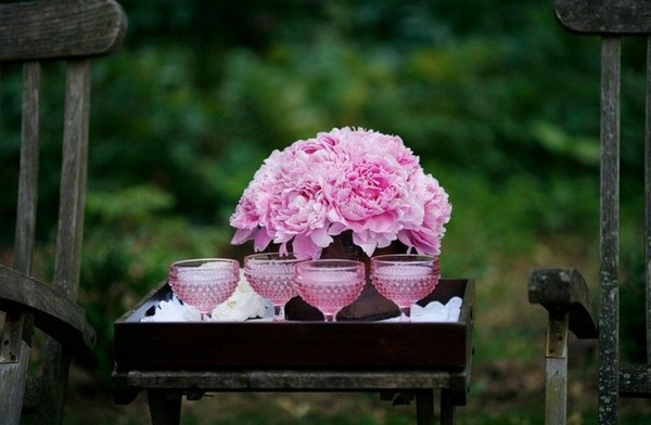 Махровые яркие розовые пионы на свадьбе