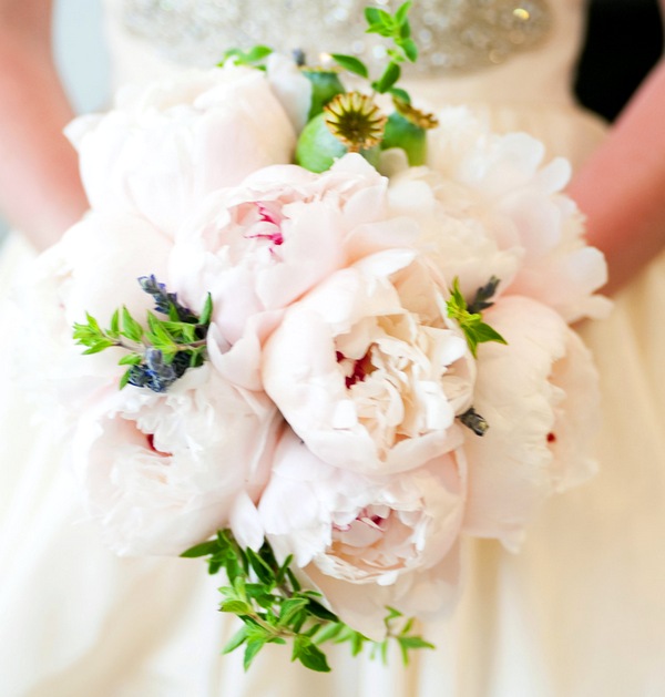 Белые пионы в свадебном букете 2013