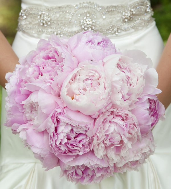 Свадебный букет из сиреневых пионов