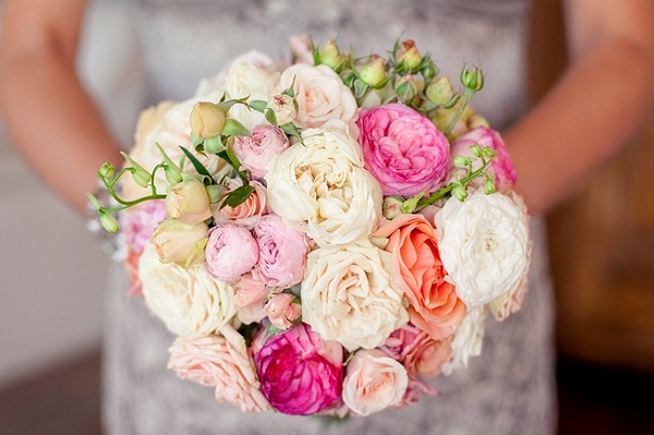 Свадебный букет из разноцветных пионов