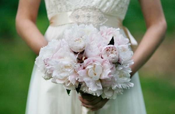 Белые пионы в букете невесты