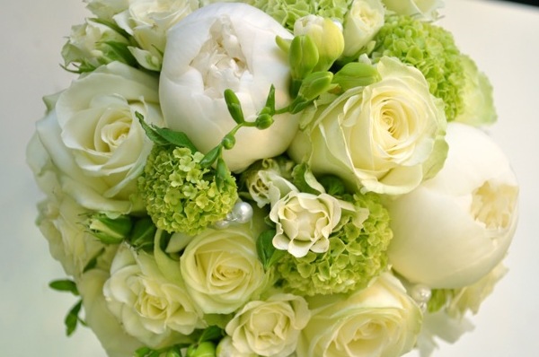 Букет из пионов в зеленой гамме