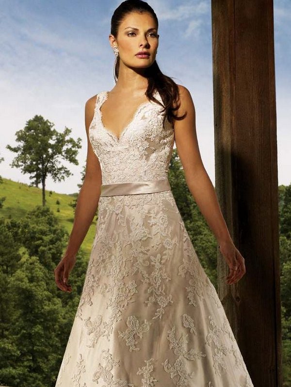 Кружевное свадебное платье цвета шампанского