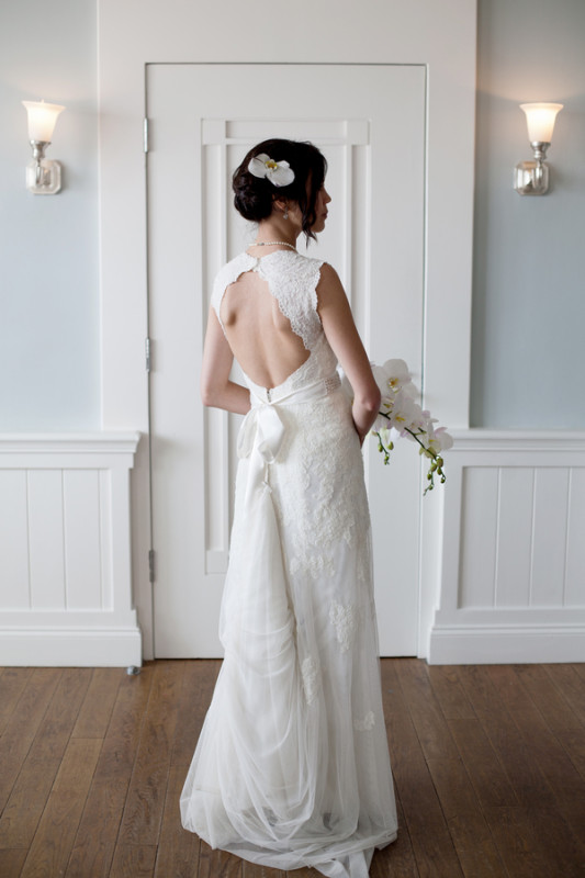 Свадебное платье с круглым вырезом на спине