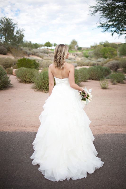 Пышное свадебное платье с полуоткрытой спиной