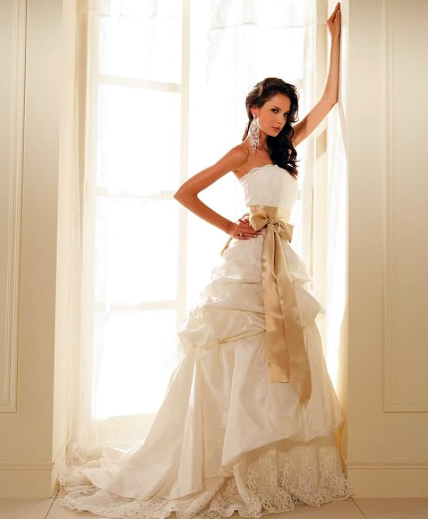 Сатиновое бежевое свадебное платье