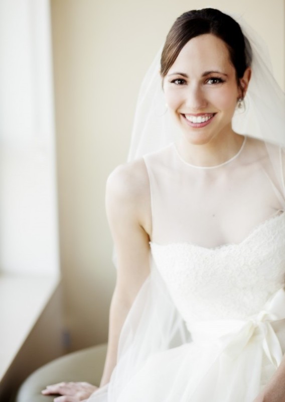 Счастливая невеста в фате