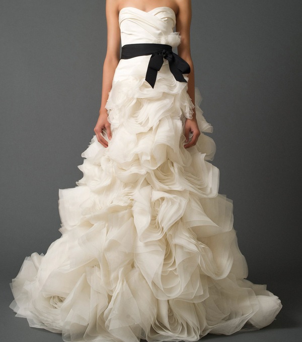 Свадебное платье айвори с контрастным поясом