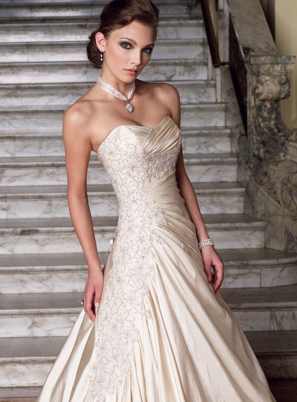 Свадебное платье без бретелей светлый беж со стразами