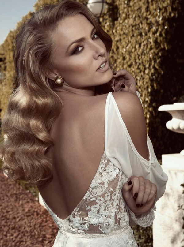 Свадебное платье с открытой спиной и рукавами